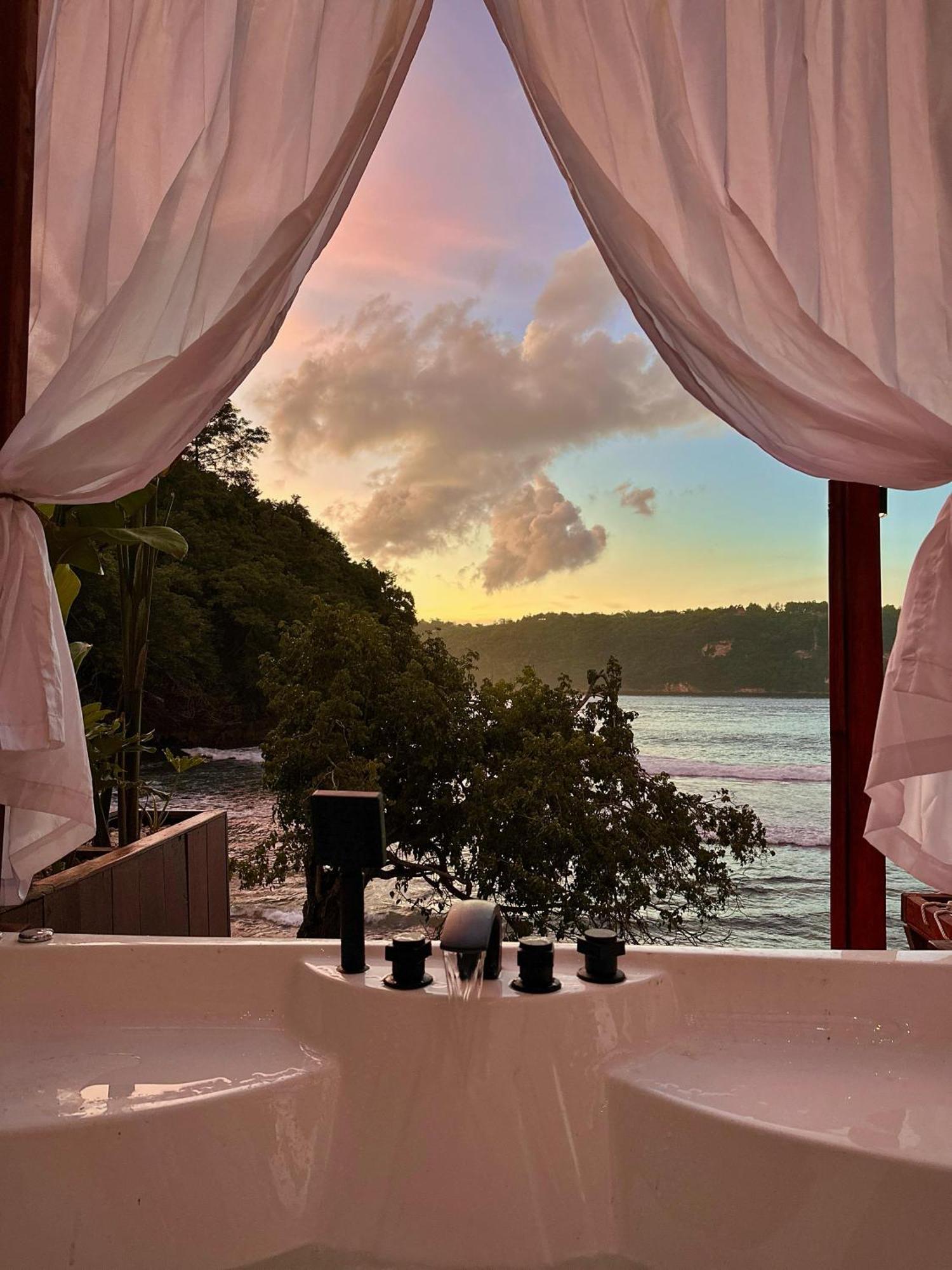 Beachfront Luxury Dome Villas - Gamat Bay Resort Нуса Пенида Экстерьер фото