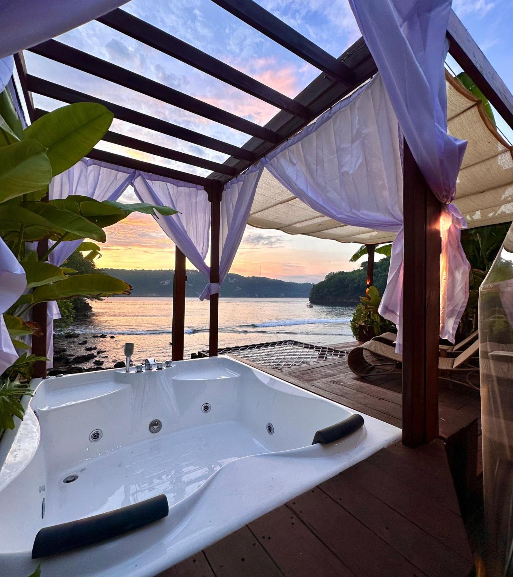 Beachfront Luxury Dome Villas - Gamat Bay Resort Нуса Пенида Экстерьер фото